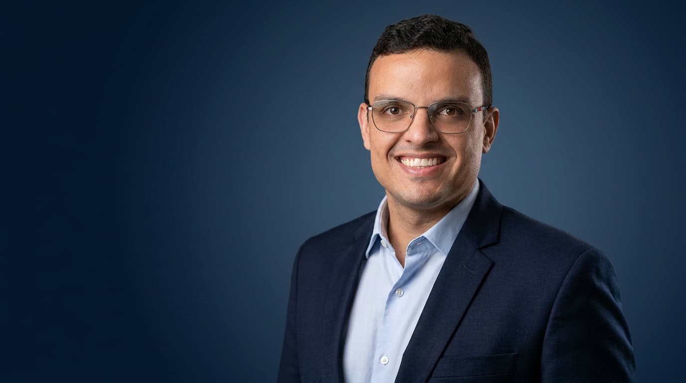 Dr. Patrick Medrado sorrindo, de terno azul-marinho
